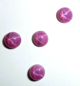 Rubis étoilé rond 5x5 mm 1 carat, cabochon poli créé en laboratoire avec effet étoile à 6 branches pour la fabrication de bijoux - Product Image 4