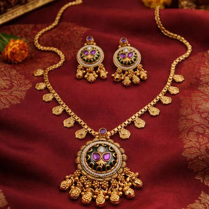 Conjunto de Collar y Pendientes Chapados en Oro Antiguo con Incrustaciones de Piedras Moradas y Verdes, Joyería Tradicional India de Latón para Novias - Product Image 1