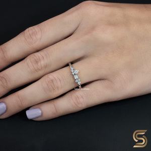 Elegante Anillo de Diamantes Cultivados en Laboratorio con Corte Redondo, Diamantes EF VS, Diseño Minimalista, Perfecto para Bodas - Product Image 4