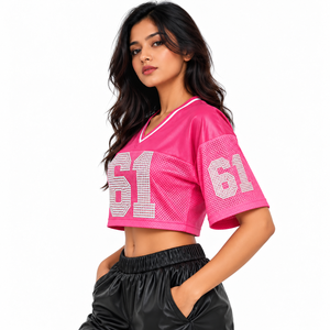 เสื้อฟุตบอลผู้หญิงสีชมพูสดแบบครอป ผ้าตาข่าย พิมพ์หมายเลขด้วยเพชรด้านหน้า คอวี สไตล์โอเวอร์ไซส์ สตรีทแวร์ รับผลิตตามสั่ง ขายส่ง - Product Image 2