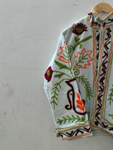 Veste en velours brodée à la main pour femmes |   Veste en velours blanc à fleurs avec broderie bordeaux, verte et orange |   Art indien - Product Image 3
