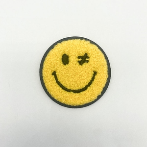 Fabricant de patchs en chenille avec visage souriant, patchs brodés personnalisés avec des emojis pour vêtements, sacs et couvre-chefs - Product Image 1