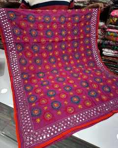 Vente en gros de vêtements de plage ethniques indiens brodés, dupattas Phulkari, dupattas en georgette brodés à la main et colorés pour femmes - Product Image 4