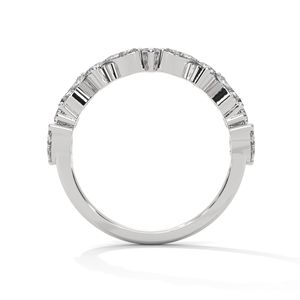 Anillo de Eternidad Clásico en Plata con Acabado en Oro Blanco y Esmeraldas Baguette, con Banda de Diamantes Creados en Laboratorio - Product Image 3