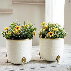 Pot de fleurs en métal martelé blanc avec pieds dorés, lot de 2, 6 pouces - Product Image 3