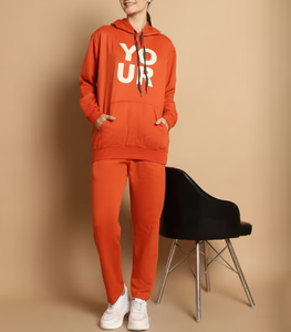 Ensemble de survêtements sportifs deux pièces pour femme, coupe oversize personnalisée, imprimé graphique, avec sweat à capuche et pantalon de jogging - Product Image 2