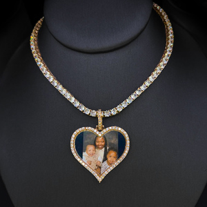 Colgante de Plata S925 con Foto de Retrato Personalizada y Moissanita VVS, Joyería Artesanal con Alas para Parejas - Product Image 3