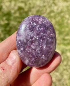 หินอเมทิสต์ขัดเงาทรงรี รูปทรงปาล์มสโตน เทคนิคโมเสก ยี่ห้อ Rais Agate สำหรับงานฮวงจุ้ย การทำสมาธิ ของตกแต่งวันหยุด และของสะสม - Product Image 1