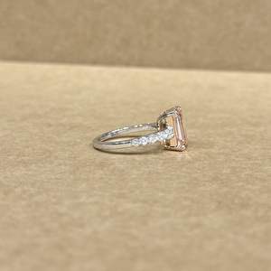 แหวนเพชรทรงเหลี่ยมมรกตสีชมพู 14K ทองคำขาว ดีไซน์หรูหรา น้ำหนัก 4.42 กะรัต พร้อมเพชรข้าง 0.56 กะรัต แหวนแต่งงานระดับพรีเมียม - Product Image 4