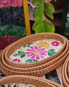Elegante Bandeja de Servir de Ratán con Incrustaciones de Madreperla, Diseño Floral Artístico, Hecha a Mano, Estilo Boho, Calidad Comercial, Apta para Alimentos, Hermosa para el Hogar - Product Image 3