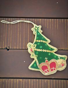 Adorno Colgante Decorativo con Forma de Árbol de Navidad – Hecho a Mano con Cuentas y Hilo Metálico | Trabajo de Cuentas | Llavero Hecho a Mano - Product Image 2