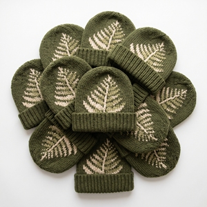 Bonnet tricoté motif feuille de fougère vert olive, bonnet à revers motif feuille de pin, bonnet chaud d'hiver, fourniture directe d'usine en gros de couvre-chefs - Product Image 1