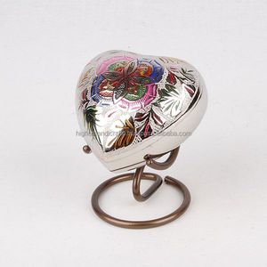 Urna Conmemorativa de Latón en Forma de Corazón para Cenizas con Soporte Metálico |   Suministros de Urnas Funerarias de Metal de la Mejor Calidad - Product Image 3