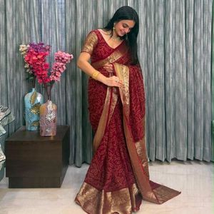 Sari en soie de coton Kanjivaram Bandhani de qualité supérieure avec travail de teinture à la main et blouse assortie, prix de gros par Royal Export - Product Image 4
