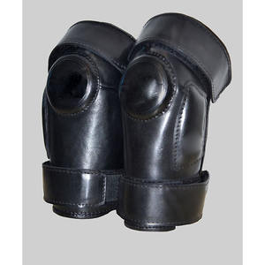 Protector de rodilla ajustable diseñado para un ajuste seguro, protección contra impactos, entrenamiento y rendimiento en deportes ecuestres. Material duradero. - Product Image 1