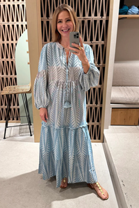 เดรสยาวโบฮีเมียนพิมพ์ลายสีน้ำเงินสำหรับผู้หญิง ขายส่งแบบ OEM แขน 3/4 ทรงหลวม ผ้าฝ้ายถักประดับพู่ เหมาะสำหรับใส่ไปเที่ยวทะเลในช่วงฤดูร้อน - Product Image 4