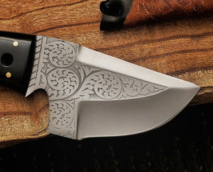 Couteaux uniques faits à la main et gravés à la main en acier J2 |   Couteau Damas sur mesure | Manche en bois de frêne résineux. - Product Image 4