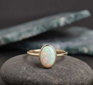 Anillo Ovalado de Ópalo Natural Clásico Multifuego, Piedra de Nacimiento de Octubre, Regalo de Aniversario para Ella, Apilable, Plata de Ley 925, Oro de 14K - Product Image 1