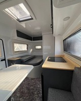 Mini-caravane noire en forme de larme avec salle de bain et cuisine pour le camping et les voyages, disponible à la vente