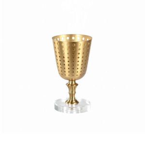 Brûleur d'encens doré élégant et perforé, avec bol en forme de calice, tige ornée et support de base circulaire en acrylique transparent pour les parfums - Product Image 1