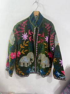 Veste artisanale en velours brodée Suzani pour femme, faite à la main, motif floral, style bohème ethnique, manteau d'hiver indien, travail artisanal, vente en gros, directement de l'usine - Product Image 3