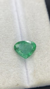 Émeraude naturelle zambienne certifiée, taille cœur, avec une bonne qualité de lustre, pierre précieuse en vrac pour la fabrication de bijoux, 1,36 carat. - Product Image 1