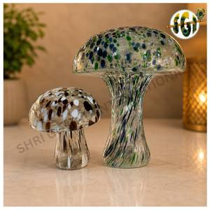 Décoration en verre artisanale en forme de champignon avec motif moucheté pour présentation sur table intérieure - Product Image 1