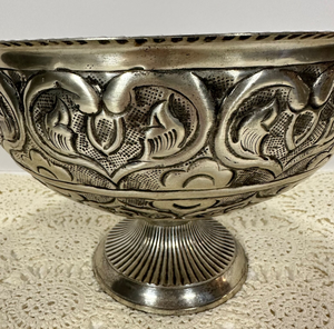 Cuenco de Pedestal de Plata Grabado a Mano con Diseño Floral Vintage, Recipiente Metálico con Base, Centro de Mesa Estilo Antiguo, Recipiente Decorativo - Product Image 2