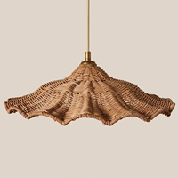 Vente en gros d'abat-jour en rotin artisanal à ondulations festonnées, lampe suspendue pour la maison, l'hôtel, la station balnéaire, le restaurant, le café, décoration