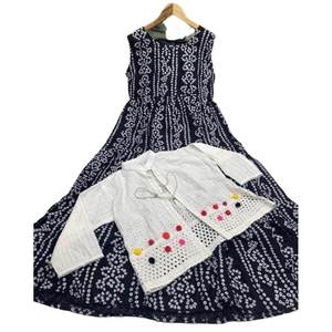 Kurti en rayonne imprimé Bandhani de créateur avec veste noire - Product Image 1