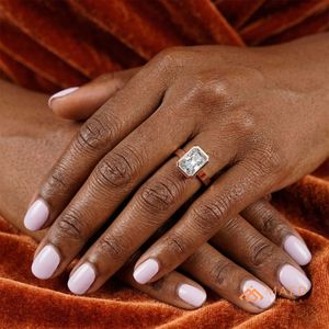 แหวนหมั้นเพชรโมอิสซาไนต์ทรงเหลี่ยมมรกต ทองคำขาว 14K ประดับขอบแบบ Bezel แหวนแต่งงานสุดหรู ของขวัญสำหรับผู้หญิง สหรัฐอเมริกา - Product Image 5