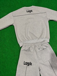 Ensemble été en molleton de coton avec logo brodé, surpiqûres réversibles sur toute la surface, ensemble 2 pièces (hoodie et short) pour homme - Product Image 5