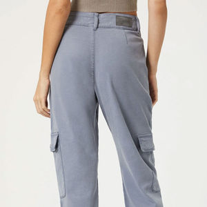 บริการ OEM กางเกงคาร์โก้ทรงสลิมฟิตสำหรับผู้หญิงคุณภาพสูงสำหรับฤดูหนาว สไตล์ฮิปฮอปพรีเมียม ดีไซน์หน้าเรียบ สำหรับชุดกีฬาสตรี - Product Image 5