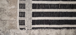 Tapis en coton rayé noir et blanc tissé à la main avec franges, tapis de sol moderne minimaliste à tissage plat, prêt à être expédié - Product Image 2