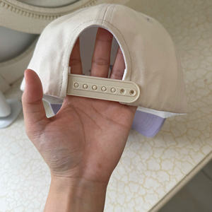 Casquette de baseball personnalisée en gros avec logo, unisexe, respirante, douce, en toile 5 panneaux, broderie 3D, bicolore unie, réglable, pour le sport et le golf - Product Image 5