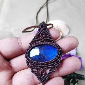 Collar con Colgante de Jade Hecho a Mano, Gema Natural con Destello Azul, Cadenas Clásicas de Budismo, Joyería Artesanal - Product Image 1