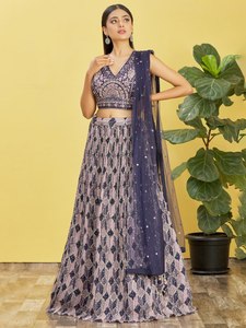 Ensemble jupe et choli Lehenga géométrique violet brodé Zari, taille haute, longueur ras du sol, coupe trapèze, tenue traditionnelle indienne pour femme - Product Image 3