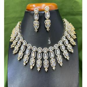 Elegante y Moderno Juego de Gargantilla y Aretes de Latón Chapado en Oro de Alta Calidad con Circonita, para Compromiso, Boda, Aniversario, Fiesta, para Mujer - Product Image 1