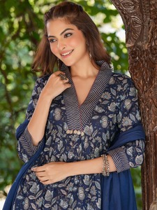 Conjunto de Kurta Anarkali con Motivo Floral Azul Marino para Mujer, con Dupatta Azul Sólido, Ropa Elegante de Fiesta Étnica India - Product Image 6