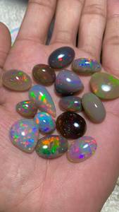 Opale d'Éthiopie naturelle, cabochon, formes variées, pierre précieuse en vrac, jeu de couleurs, base noire et blanche, pour la fabrication de bijoux - Product Image 4