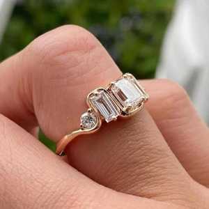 Bague pour femme en or massif 14 carats avec cinq pierres, diamant taille émeraude de 2,02 carats cultivé en laboratoire, design unique, idéale pour les fêtes, mariages et anniversaires - Product Image 5