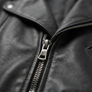 Blouson de moto en cuir véritable noir pour homme, avec rivets sur les épaules, col rabattable, fermeture éclair, coupe ajustée, réversible - Product Image 6