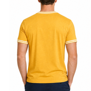 Camiseta de cuello redondo para hombre, color amarillo mostaza con cuello acanalado de doble franja blanca, manga corta, muy vendida. - Product Image 4