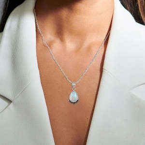 Collier Pendentif Bohème Chrétien de Haute Qualité en Pierre de Lune Arc-en-ciel, Monture Sertie, Argent Sterling 925 Massif, Bijoux Fins Faits à la Main - Product Image 4