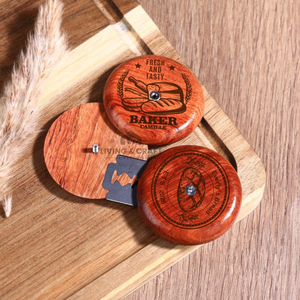 Couteau à pain en bois pour la découpe de la pâte – Coupe-pâte à sourde personnalisé gravé avec lames de rechange - Product Image 5