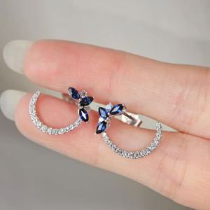 Pendientes de Aro Florales Plateados con Zafiro Azul y Detalles de Diamantes, Diseño de Media Luna en Metal Blanco - Product Image 1