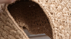 Adoptez le style estival pur avec ce sac élégant en fil naturel, doté d'un design tissé simple et d'une bandoulière confortable. - Product Image 2