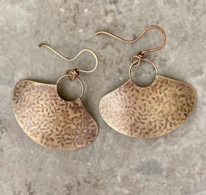 Pendientes de latón con acabado vintage, aros retro para bodas, fiestas, joyería étnica bohemia de la mejor calidad. - Product Image 5