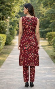 Conjunto coordinado rojo con estampado floral para mujer, top estilo kurta sin mangas con pantalón a juego, ropa de fiesta de diseño étnico fusionado. - Product Image 5