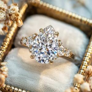 แหวนแต่งงานเงินแท้ 925 ประดับเพชรโมอิสซาไนต์ทรงหยดน้ำ ดีไซน์หรูหราจาก Elegant Bella Jewel ชุบทอง 18K เหมาะสำหรับงานหมั้น - Product Image 3